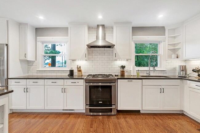 Photo - 121 S Main St