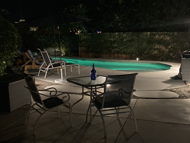 Relajante piscina privada en patio trasero vallado - 73531 Red Cir Casa