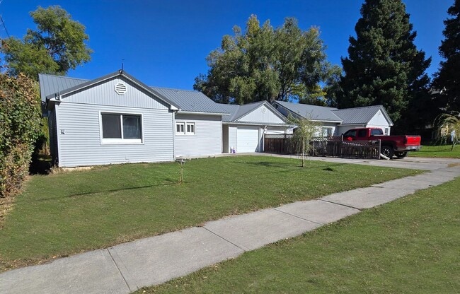 Photo - Newly Renovated, Clean & Bright 2 Bedroom, 1 Bathroom Apartment for Rent in Shelley - Washer/Drye... Unit 347 1/2 Center