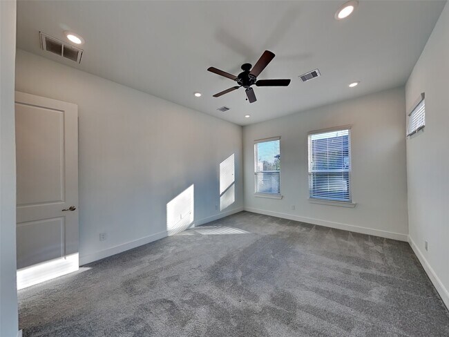 Photo - 221 Oriole St