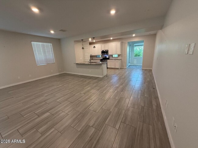 Photo - 327 W Tamarack Dr