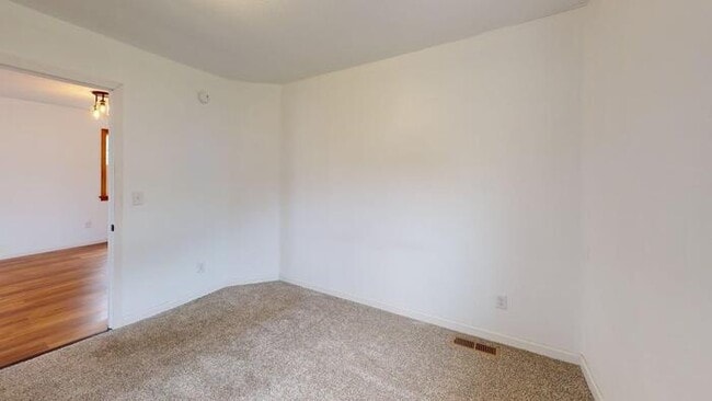 Photo - 202 E St S
