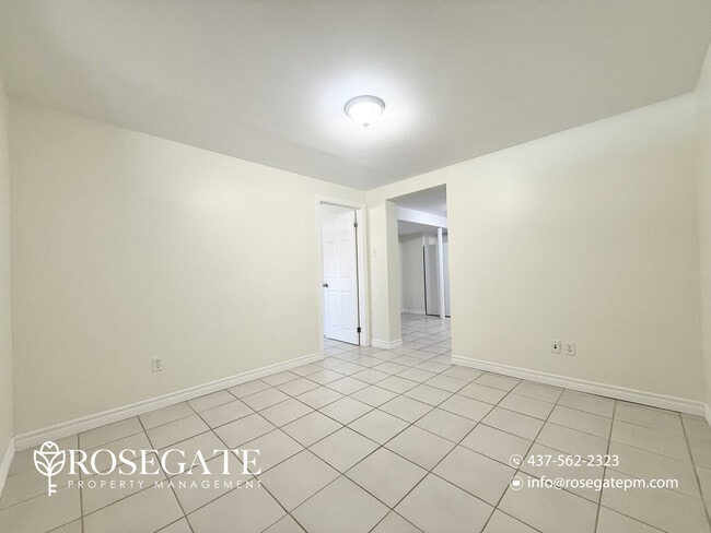 Photo - All-Inclusive 2-Bedroom + Den Basement Apartment – Scarborough Unité 2