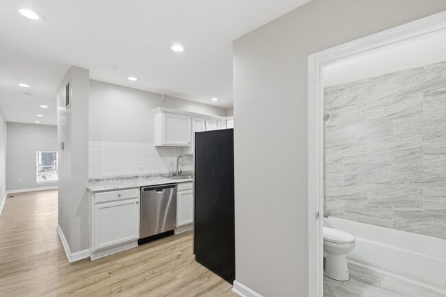 Photo - 2429 Barclay St