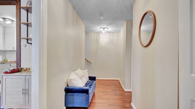 Pasillo - 15 Averill Ave