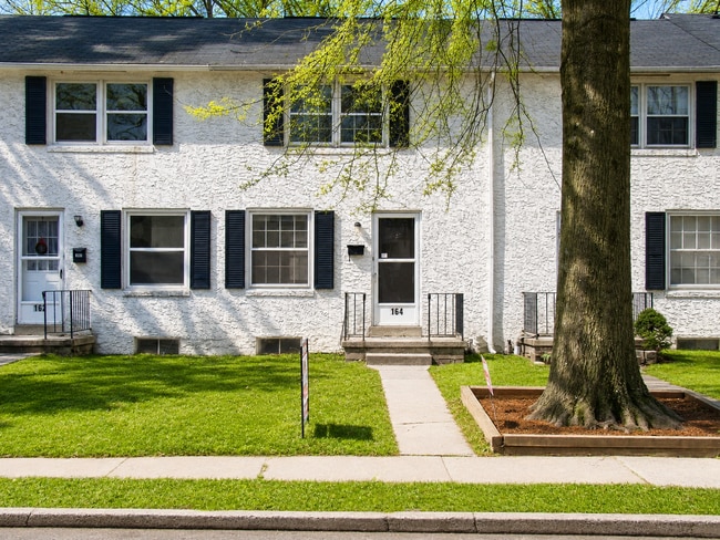Building Photo - 2BD/1BA East End Townhome!!