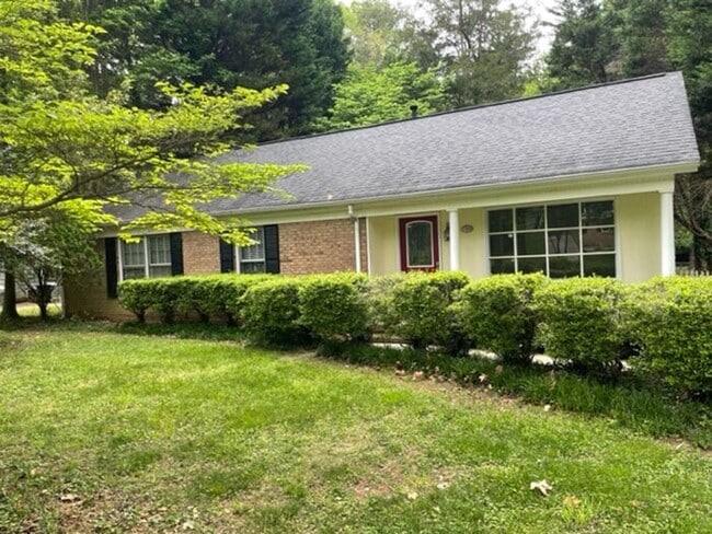 Building Photo - Nice 3 Bedroom home with great outdoor space