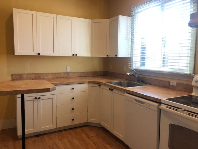 Photo - 605 NE Campus St