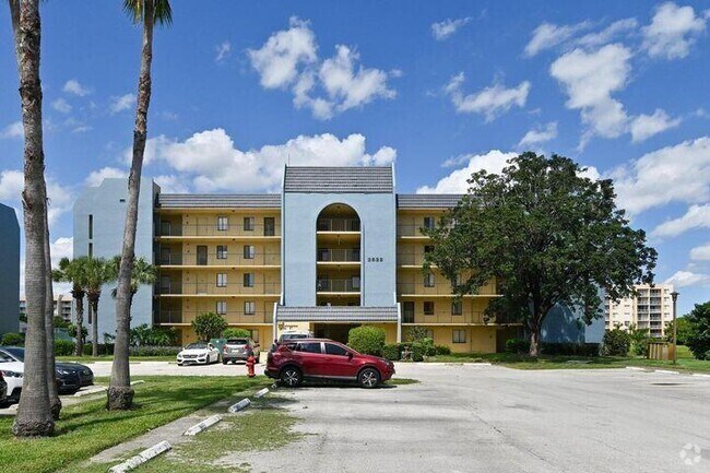 Building Photo - 2828 Tennis Club 502 Dr Unit 502 Rental