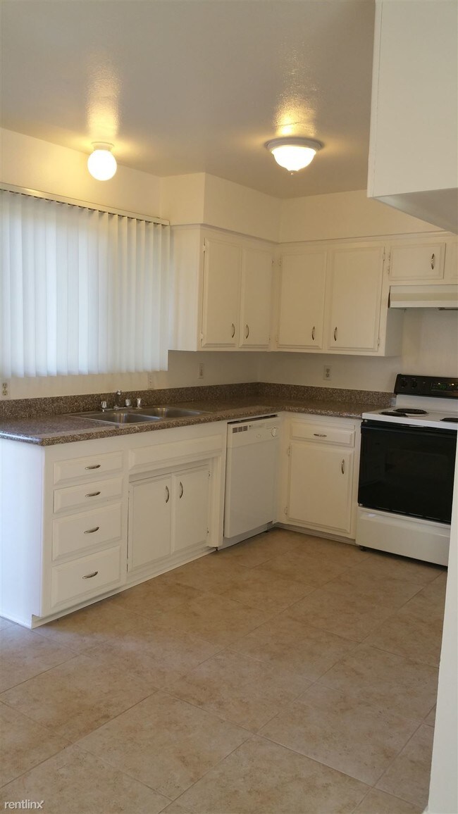 2 br, 1.5 bath Townhome 6412 Stockdale Hwy For Rent in Bakersfield