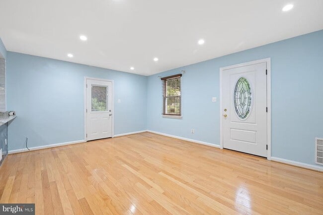 Building Photo - 2913 Collins Ave Rental