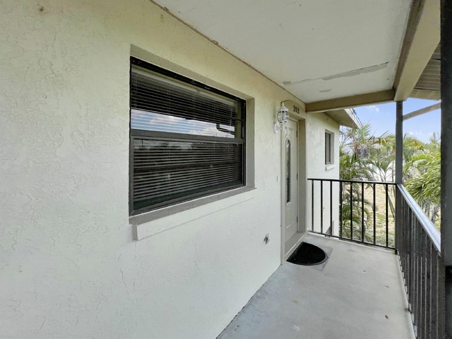 Photo - 4530 SW 10th Ave Unit 202