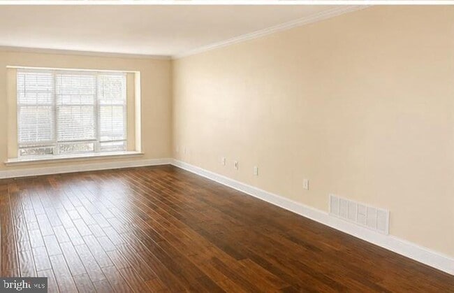 Photo - 102 Whistling Swan Ln