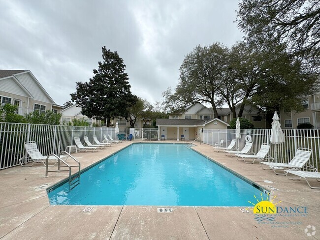 Building Photo - Upscale 2-Bedroom Condo in Convenient Nice... Unit 201