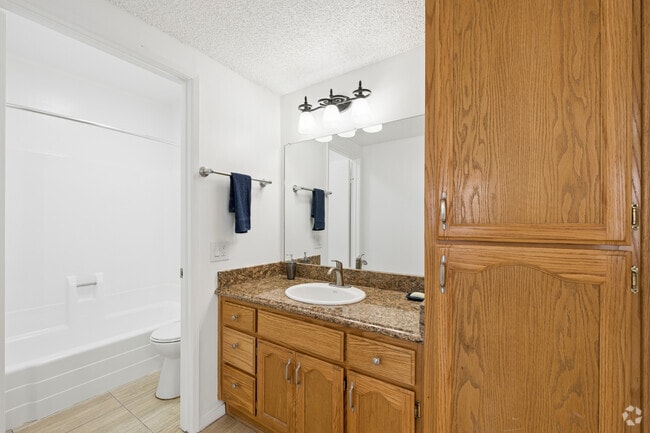 2BR, 2BA - 1200SF - Primary Bathroom