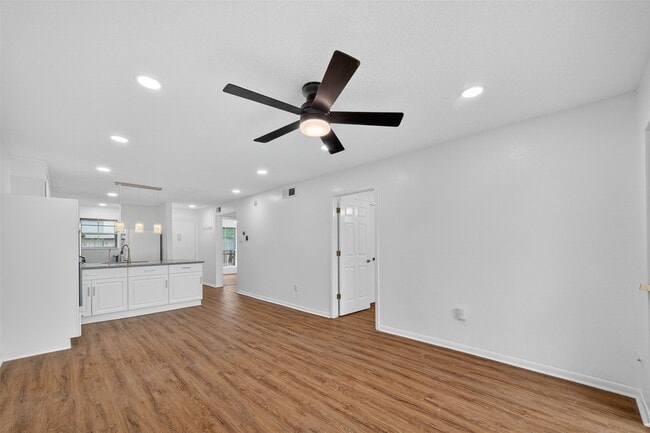 Building Photo - 1516 Bay Area Blvd Unit R4 Rental