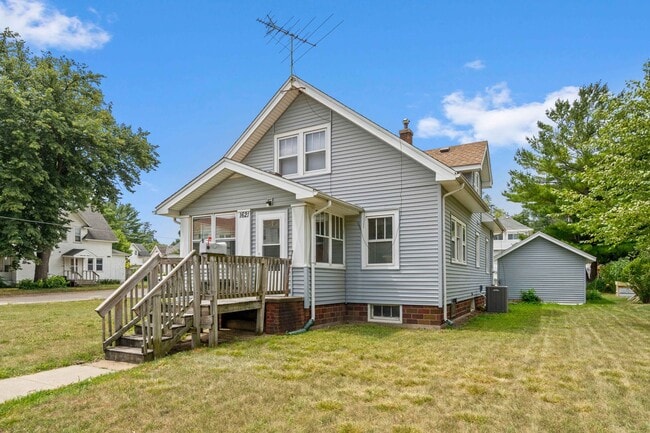 1621 Main St