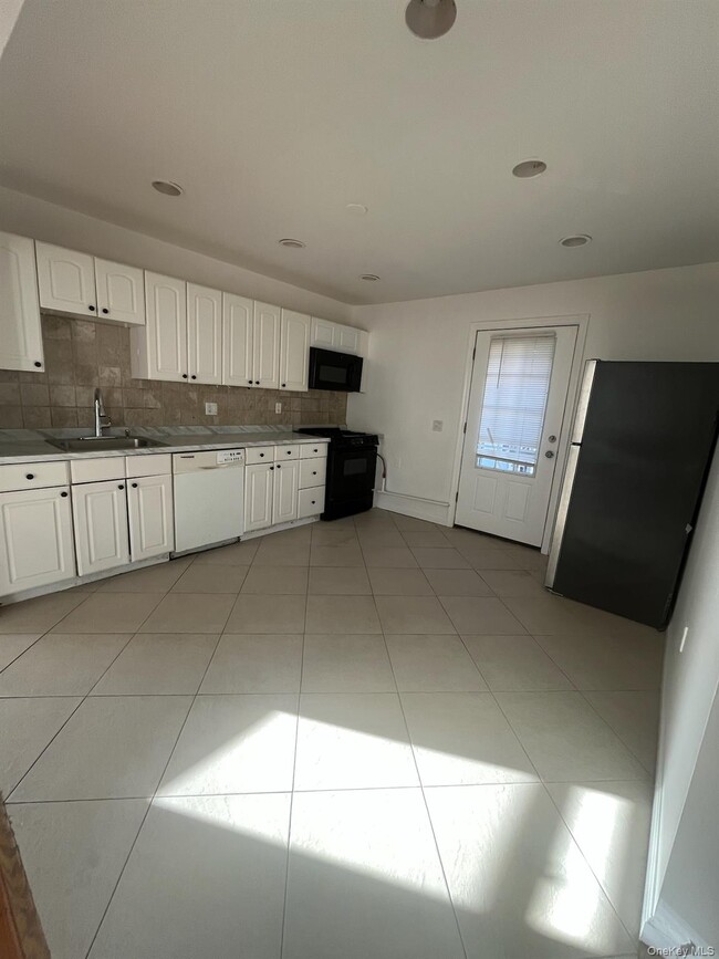 Photo - 117 Blydenburgh Ave