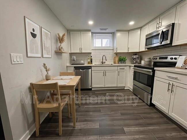 Building Photo - 77 W 1st St Unit Lower Suite