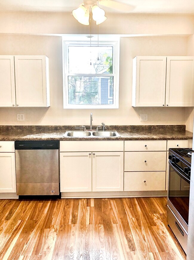 Building Photo - 1651 W Waveland Ave Unit 1