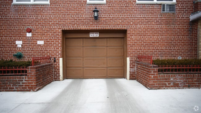 Photo - 735 Avenue W