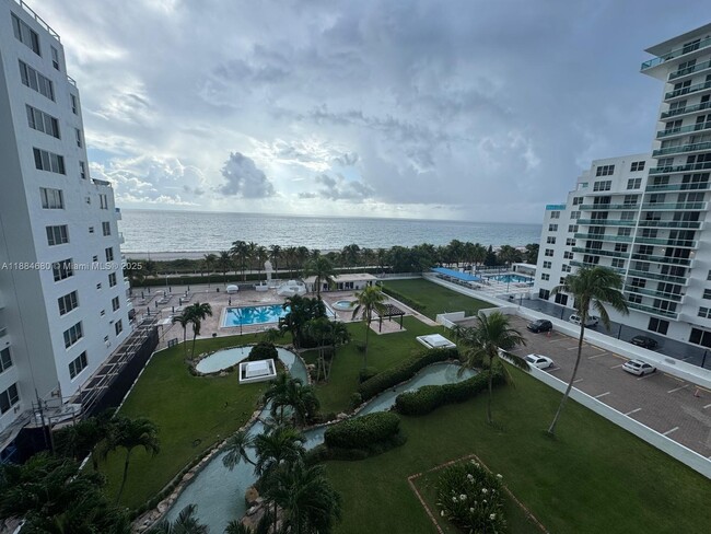 Building Photo - 5005 Collins Ave Unit 714 Rental
