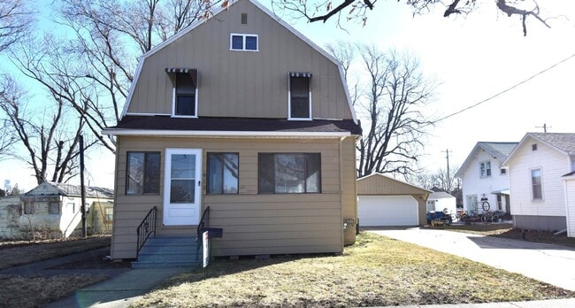 Building Photo - 3 Bedroom 2 Bathroom 2 Stall Garage Rental