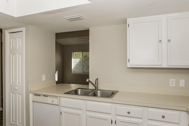 Photo - 2102 Thames Rd SE