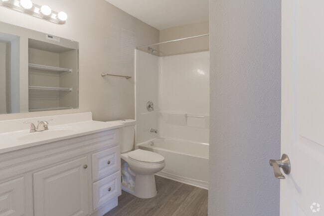 2BR, 1BA - 890 SF
