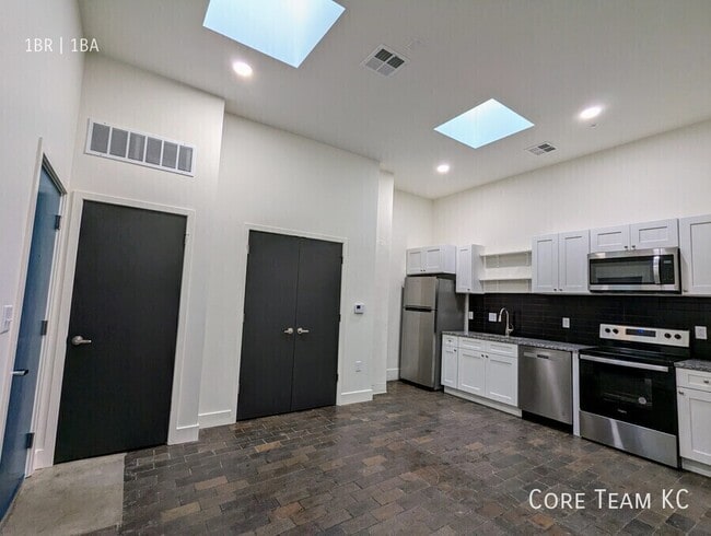 Photo - 3100 E Gillham Plaza Unit 221