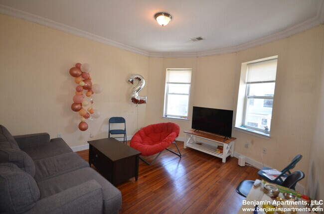 Building Photo - 191 Boylston St Unit 2 Rental
