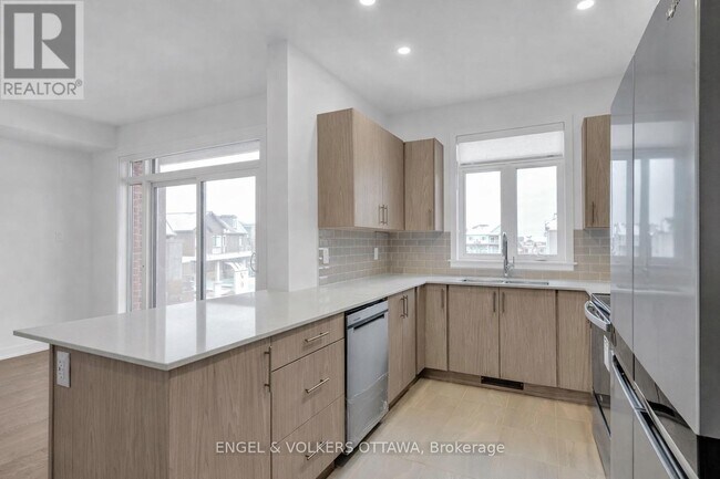 Photo - 802 Anciano Cres