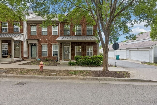 Building Photo - Beautifully maintained 3-bedroom, 2-bath townhome in Nashville’s highly desirable Lennox Village