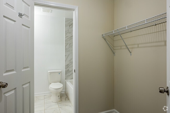 2BR, 1BA - 821SF
