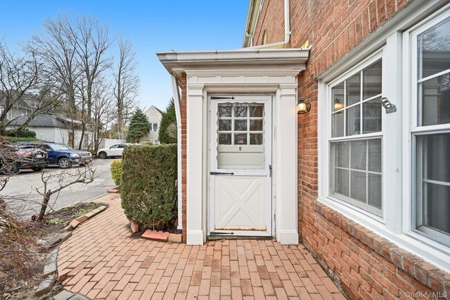 Photo - 61 Davis Ave Unidad E