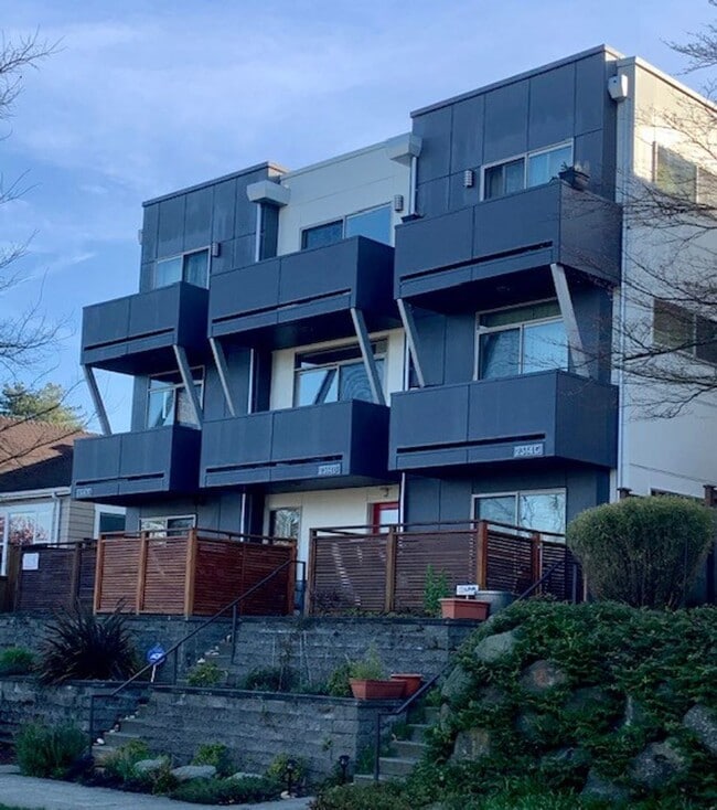Building Photo - West Seattle Townhouse