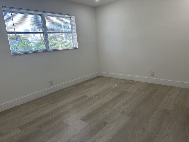 Photo - 2 bed 1 bath located in the desirable Edgewood neighborhood, just minutes from the marina, highwa... Unidad 1