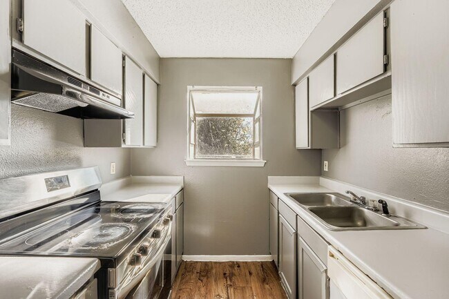 Photo - 1913 West Loop