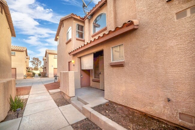 Building Photo - MOVE IN READY 3-BEDROOM 2-BATHROOM TOWNHOME IN GATED COMMUNITY!