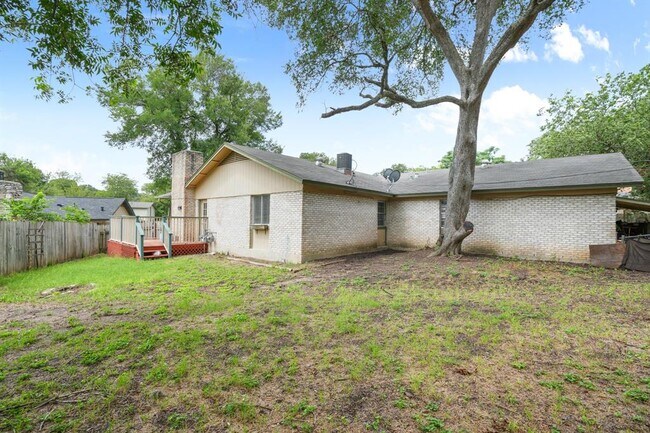 Photo - 1404 Valleyridge Cir