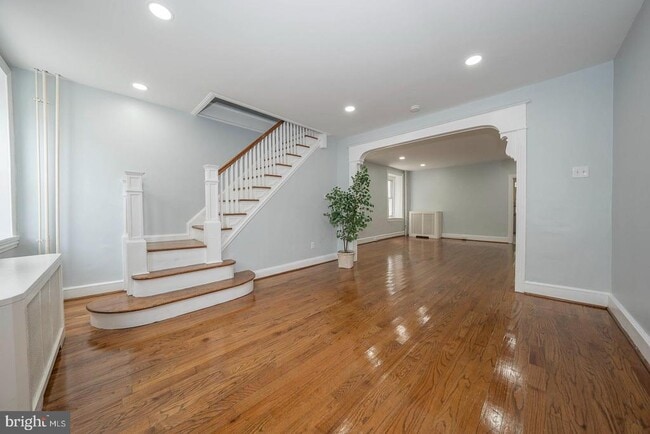 Photo - 201 Dupont St