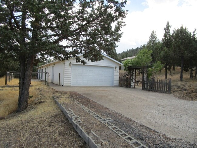 Building Photo - House on Lower Side of Juniper Canyon with...