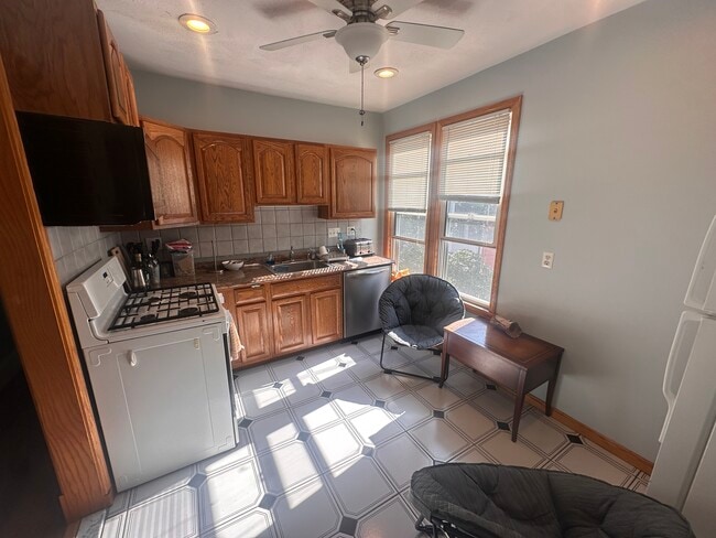 Building Photo - 39 Magnus Ave Unit 3T Rental