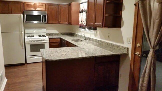 Building Photo - 744 Spray Ave