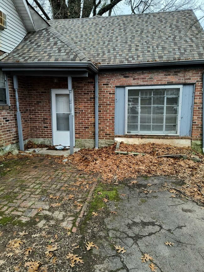 Building Photo - 1010 Burchwood Ave Unit B Rental