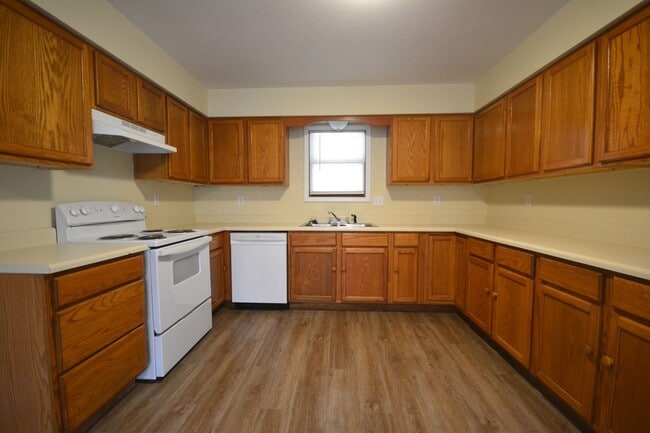 Building Photo - 3 Bed 1 Bath House with a 1 Car Garage For...