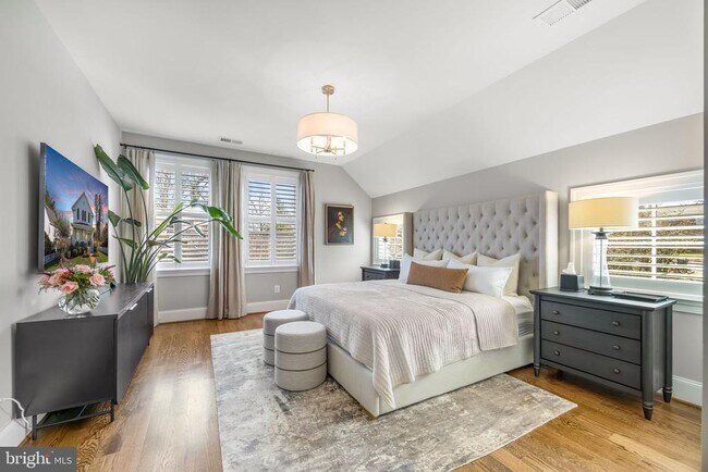 Photo - 323 S West St