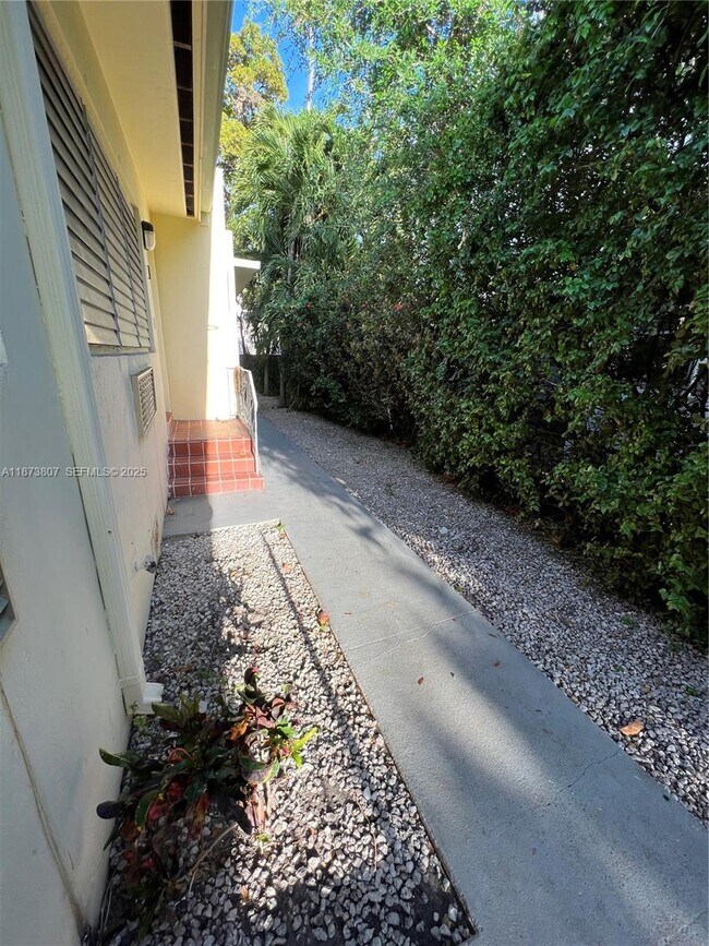 Building Photo - 620 Jefferson Ave Unit 2