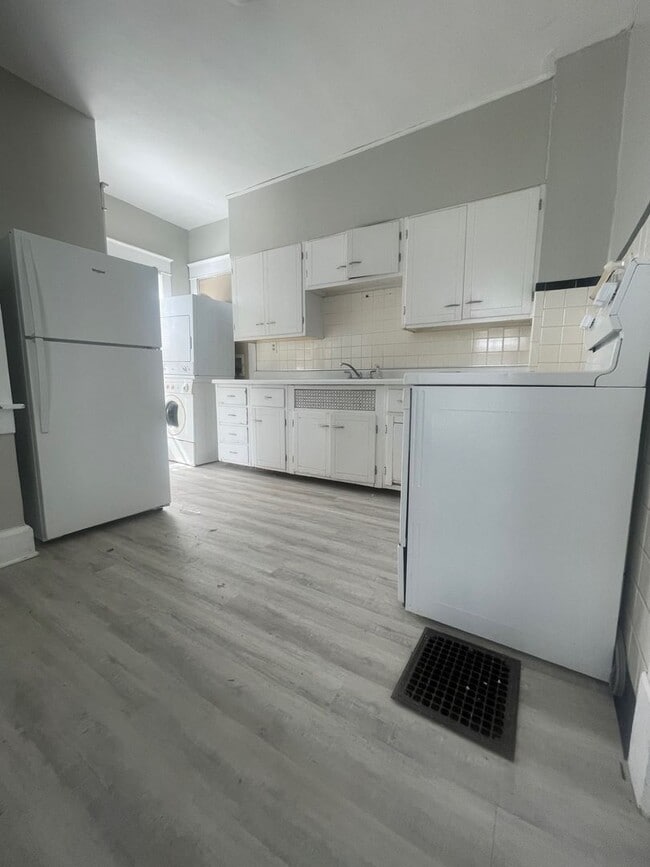 Building Photo - **New Flooring!** Jackson Street House for Rent!