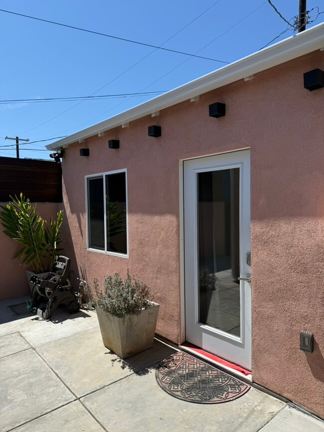 Building Photo - 8507 Croydon Ave